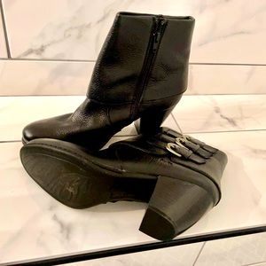 Biker boots black w/buckles like new leather uppers Size 9